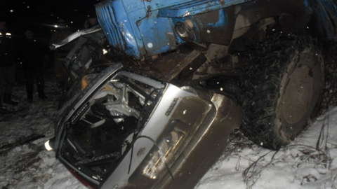 В Кирово-Чепецком районе "Лада Калина" врезалась в "Урал": один человек погиб.