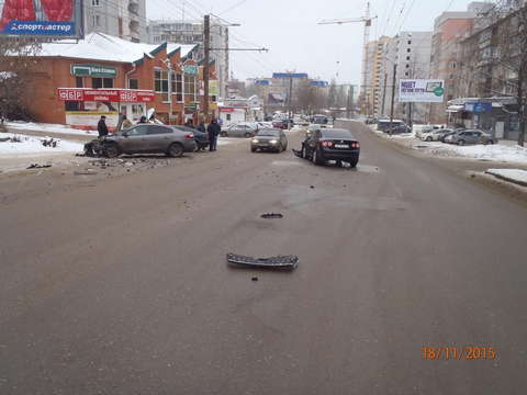 На улице Щорса столкнулись две иномарки.