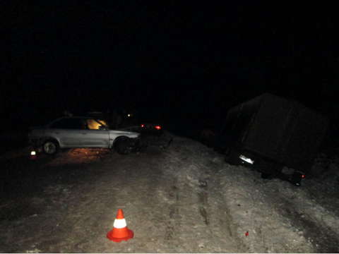 В Юрьянском районе фура врезалась в иномарку и четырех пешеходов.