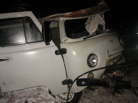 В Омутнинском районе под фуру попал больничный "УАЗик": один человек погиб, двое пострадали.