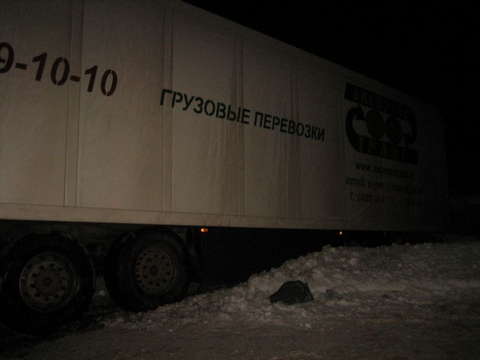 В Омутнинском районе под фуру попал больничный "УАЗик": один человек погиб, двое пострадали.