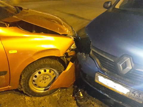 На Октябрьском проспекте столкнулись «Лада-Гранта» и «Рено-Сандеро»: один пострадавший.