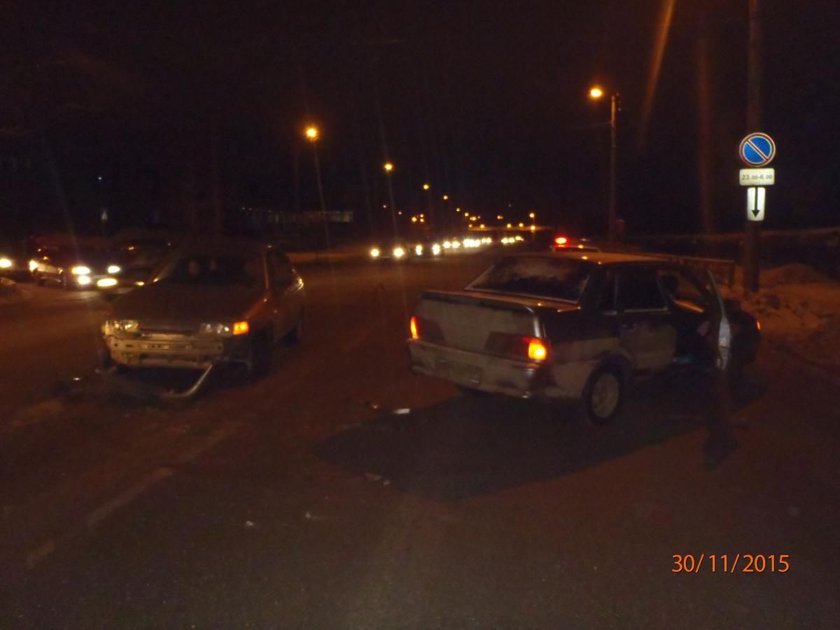 На улице Солнечной столкнулись ВАЗ-211540 и ВАЗ-21120.