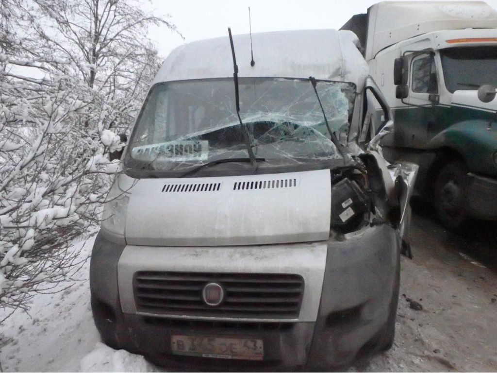 В Кирово-Чепецком районе фура врезалась в автобус и грузовик.