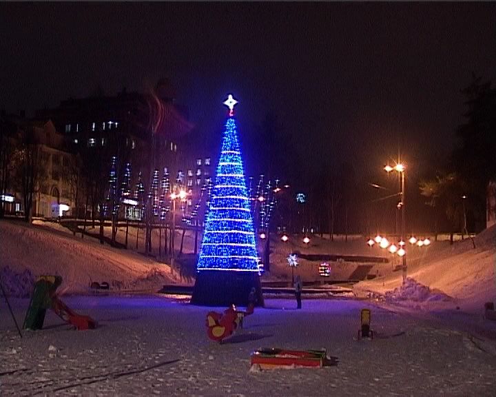 Сквер имени 60-летия СССР засветился яркими огнями