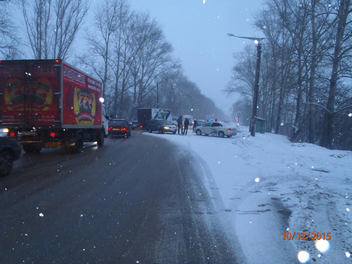 На дамбе в Макарье автоледи на иномарке врезалась в ВАЗ-211140.