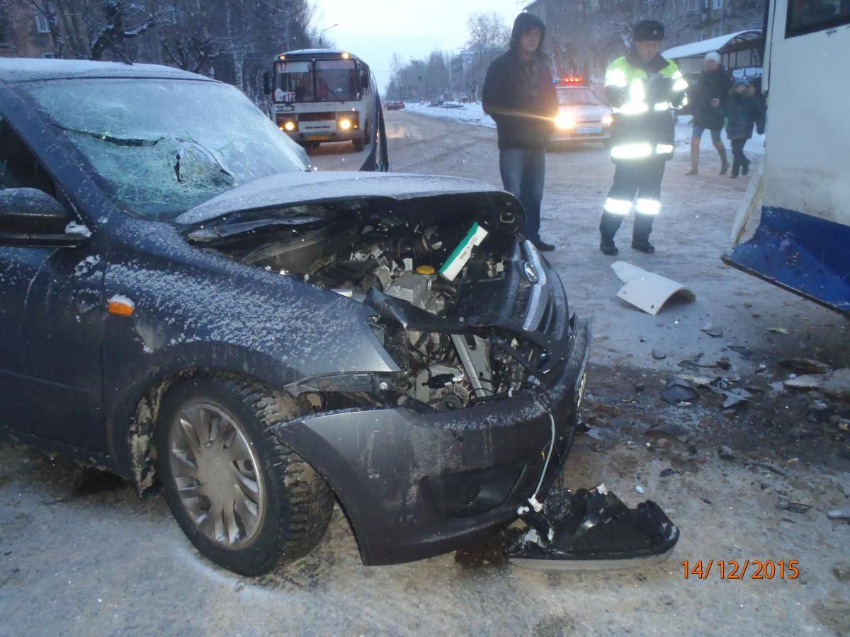 На улице Свердлова нетрезвый водитель врезался в автобус: пострадали 4 человека.