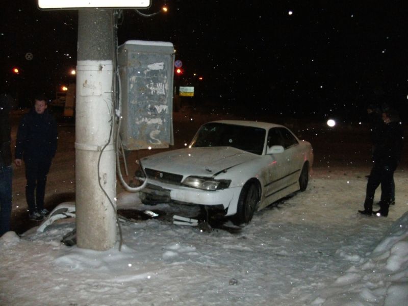 На улице Московской иномарка врезалась в столб.