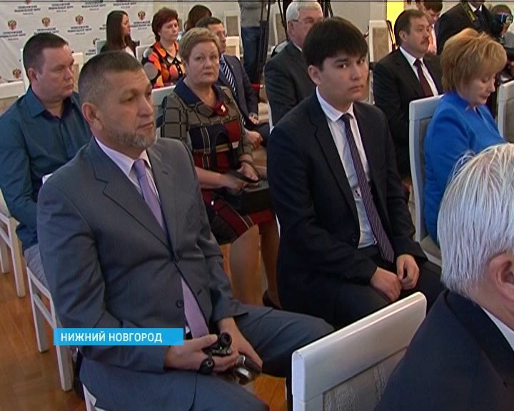 Михаил Бабич вручает награды