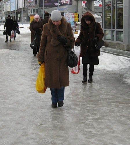 Более двадцати кировчан пострадали от гололеда за одни сутки.
