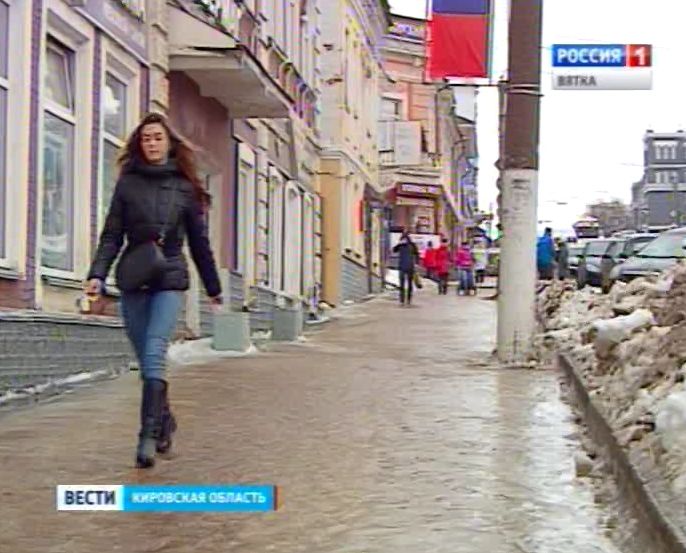 Коммунальщики продолжают борьбу с гололедом в Кирове