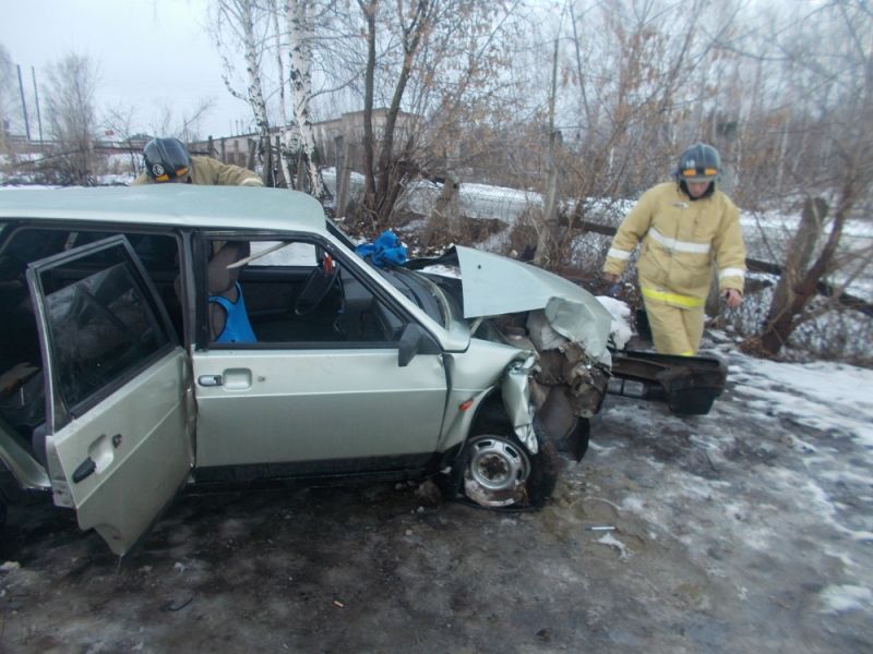 В Уржумском районе ВАЗ-21099 врезался в дерево: пострадали три человека.