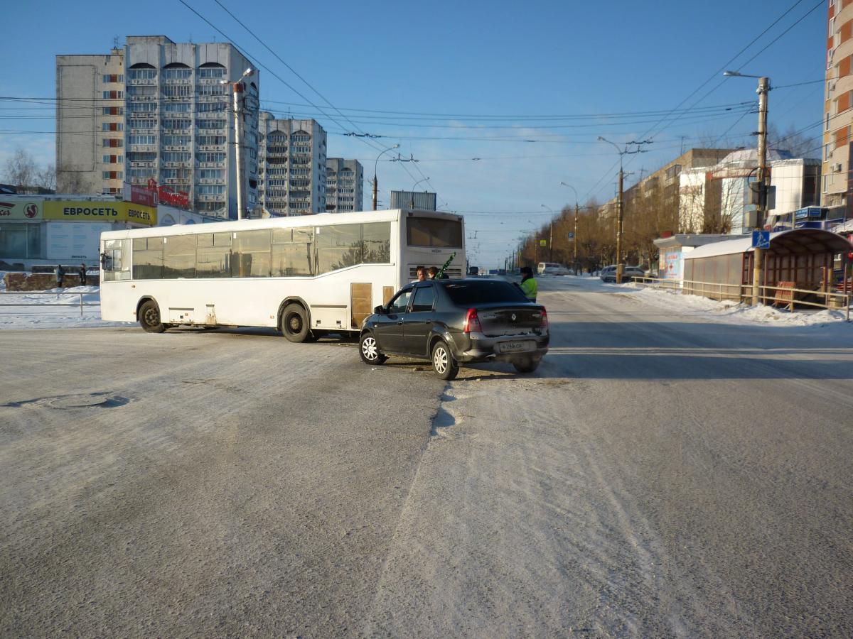 На улице Воровского автобус врезался в иномарку: один пострадавший.
