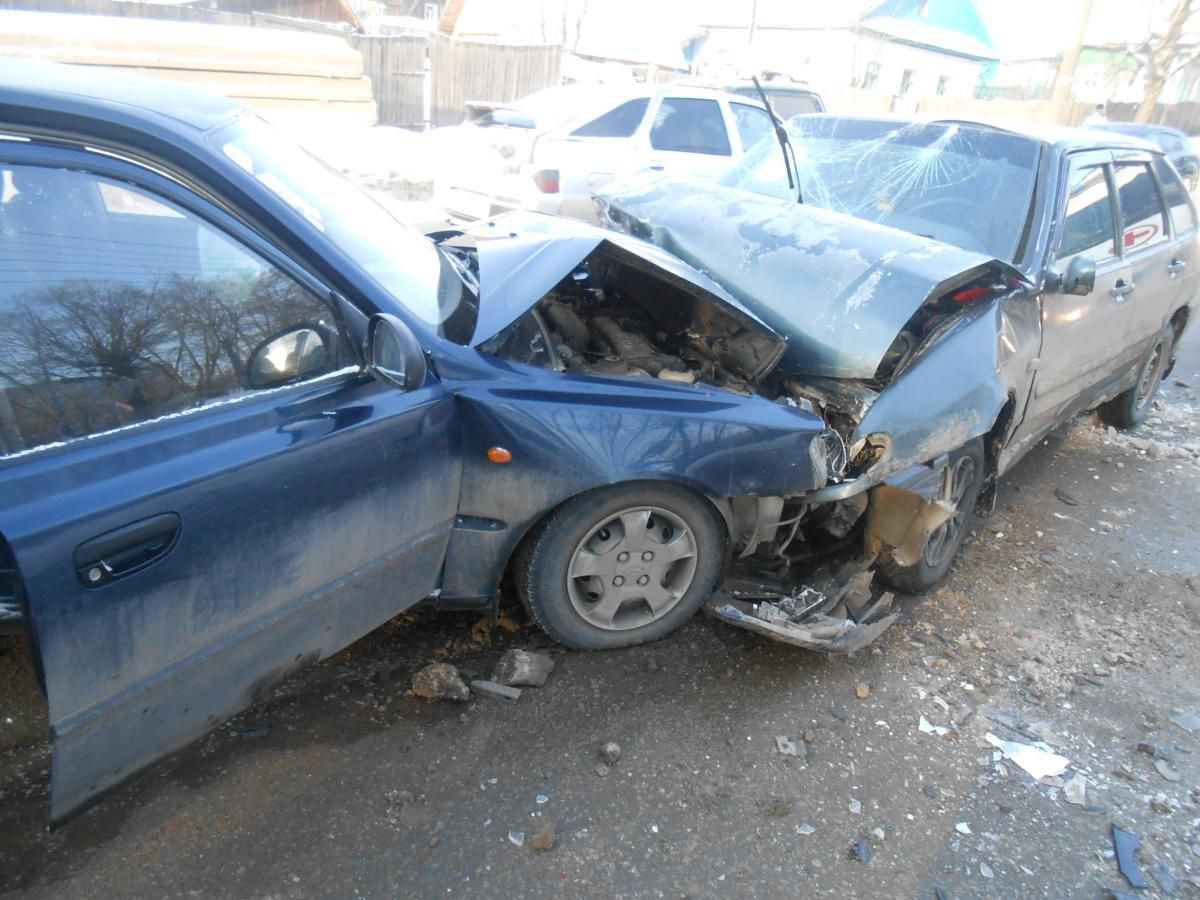 На улице Луганской ВАЗ столкнулся с иномаркой: пятеро пострадавших.