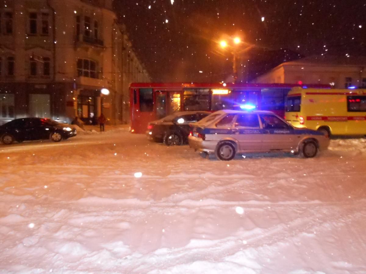 На улице Ленина водитель иномарки сбил двух пешеходов.