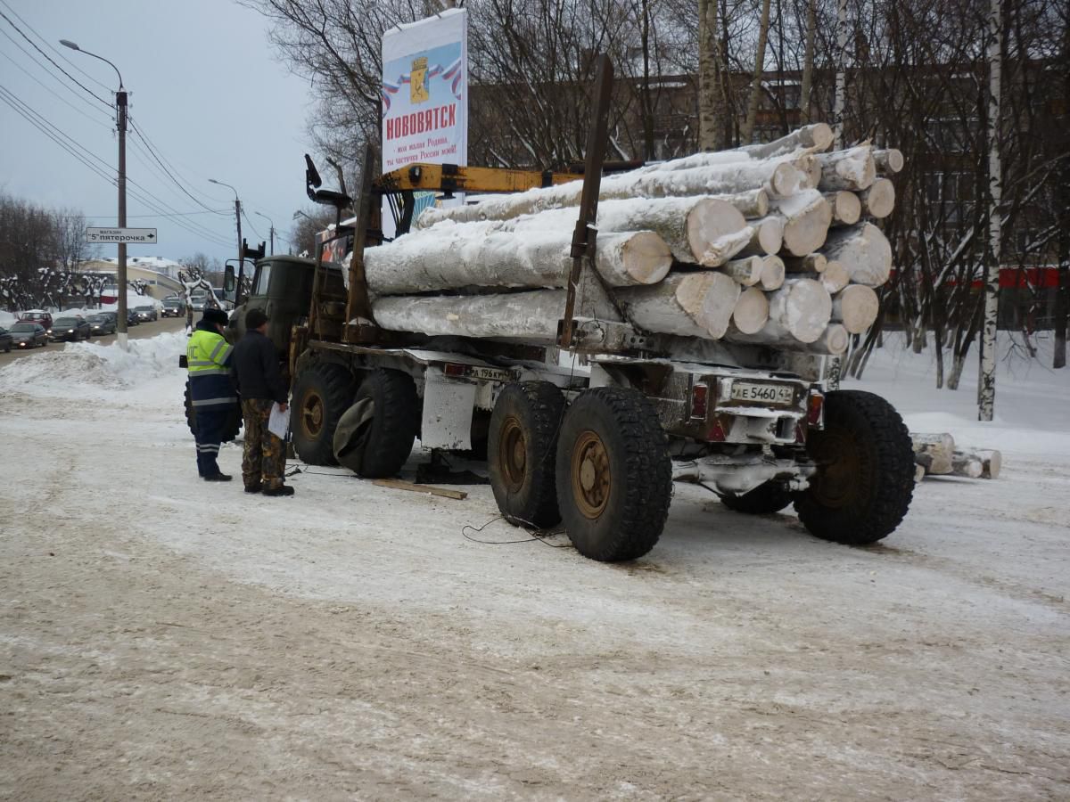 В Нововятском районе лесовоз спровоцировал ДТП с пострадавшими.