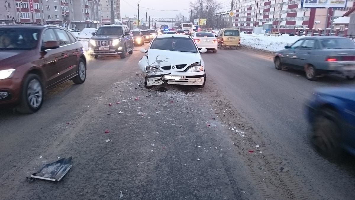 На улице Ленина ВАЗ врезался в «RЕNАULТ МЕGАNЕ»: двое пострадавших.