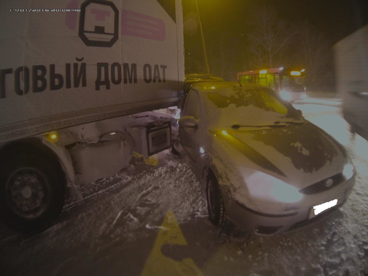 На улице Потребкооперации «FОRD ФОКУС» залетел под фуру: есть пострадавший.