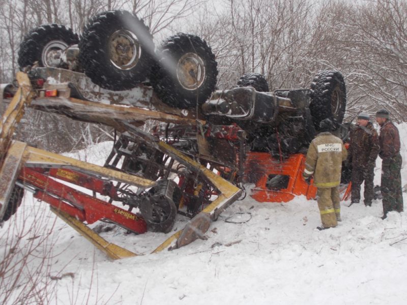 В Подосиновском районе в кювет улетел КАМАЗ.