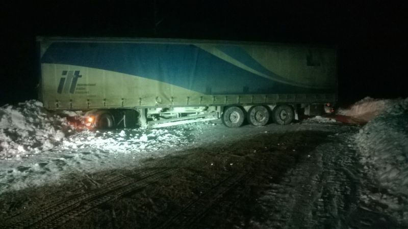 В Слободском районе в кювет съехала фура 