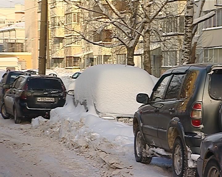 Работу по уборке снега осложняют автомобили, брошенные на проезжей части
