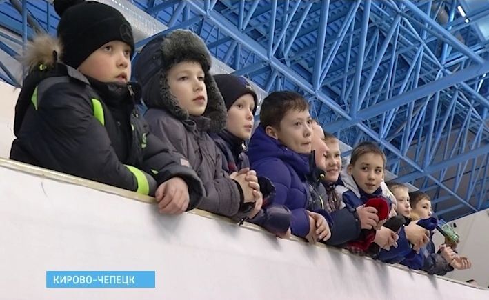 Дворовая хоккейная команда из Зуевки побывала на экскурсии в Кирово-Чепецке