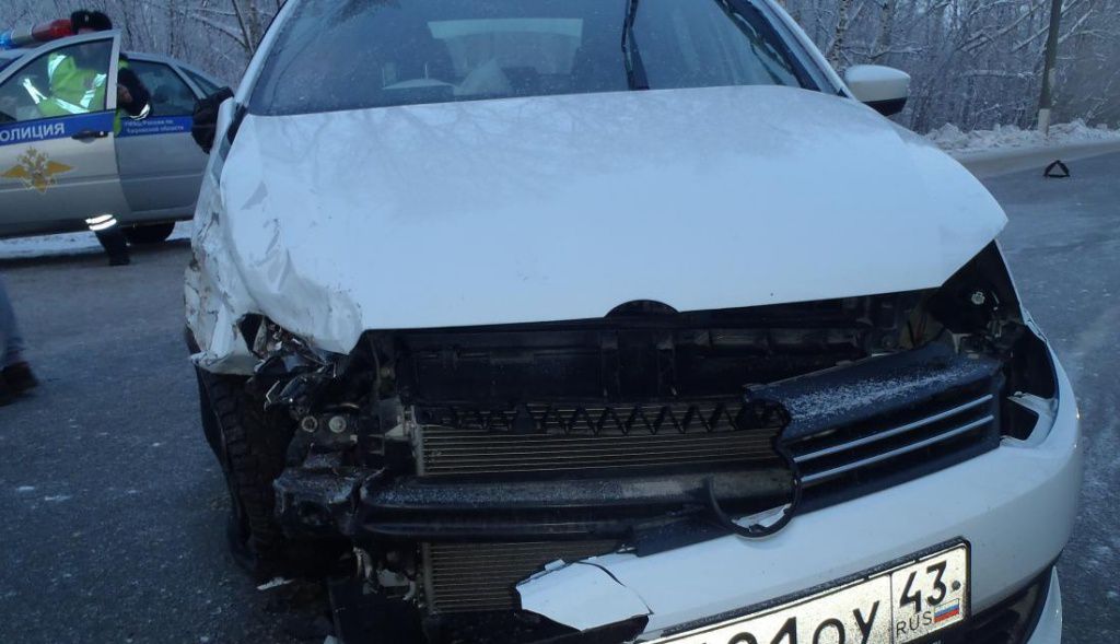 В Кирове столкнулись две иномарки: двое пострадавших.