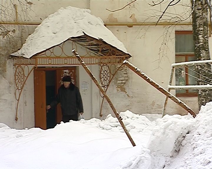 Жителям домов на улицах Левитана и Грибоедова выйти из подъезда - задача не из легких