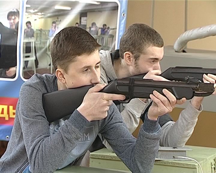 Старшеклассники сдают ГТО по пулевой стрельбе