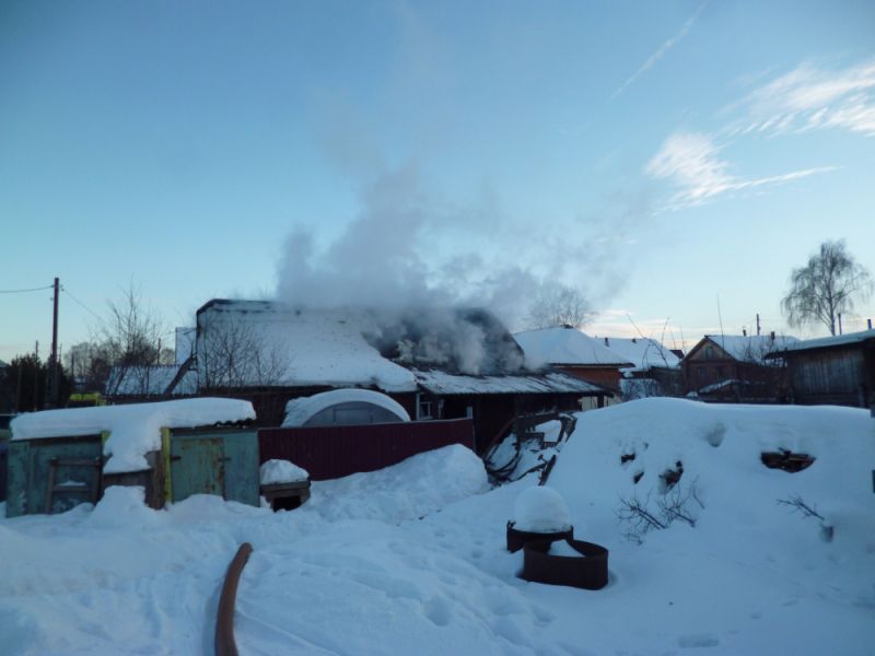 В Кирове сгорел жилой дом: в числе пострадавших - ребенок.