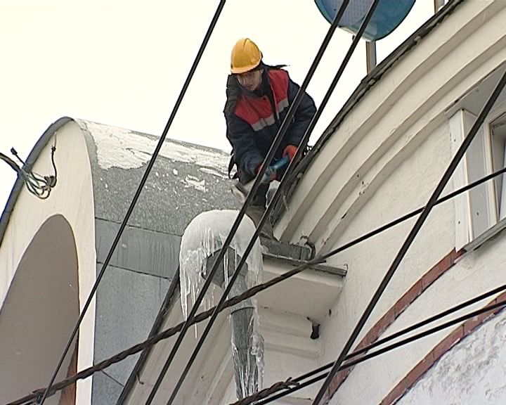 В Кирове продолжается месячник по очистке кровель от снега и наледи