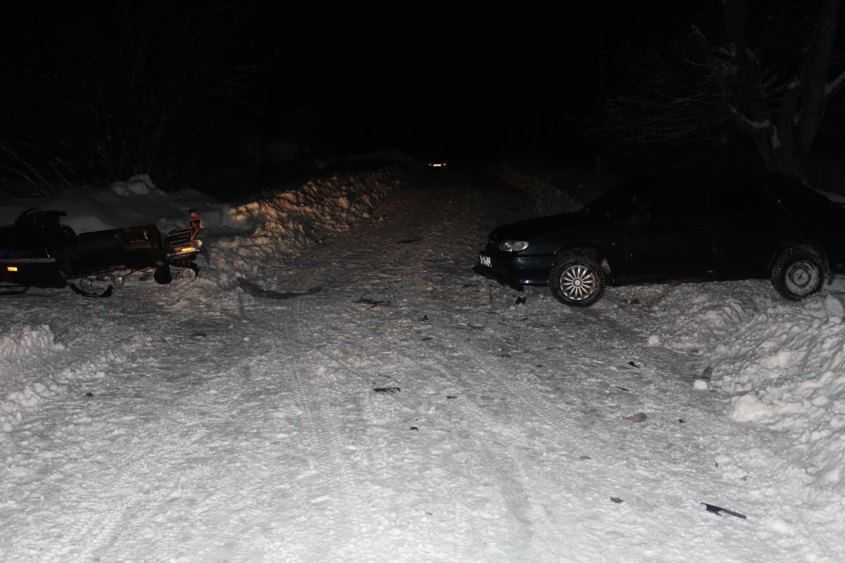 В Мурашинском районе снегоход врезался в ВАЗ-2114.