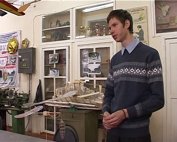 Кировский школьник создал самолет, легче трех граммов