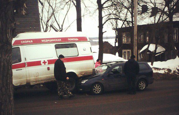 В Котельниче иномарка врезалась в машину скорой помощи.