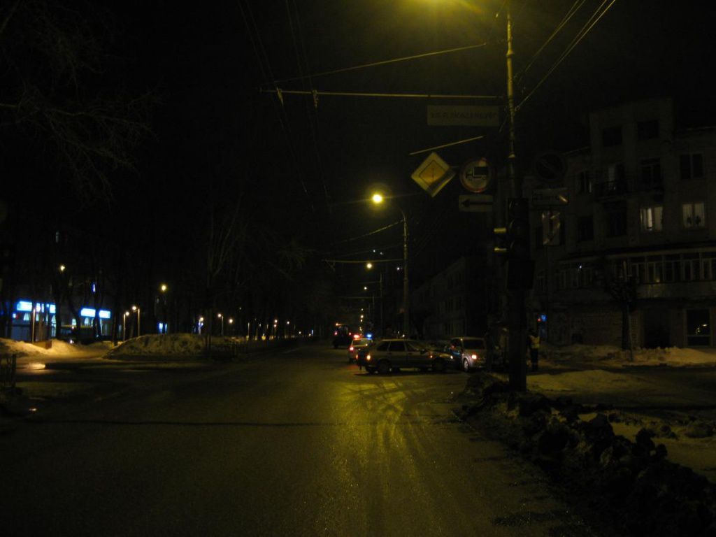 На Октябрьском проспекте иномарка врезалась в ВАЗ-2114.