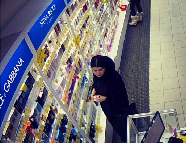 В Котельниче разыскивают женщину, похитившую дорогой парфюм.