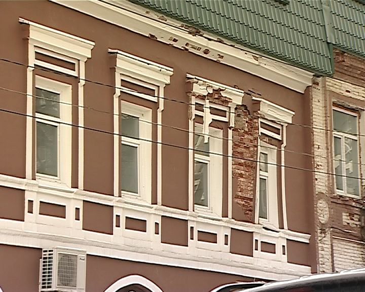 Фасад дома на Московской, 4 начал разрушаться