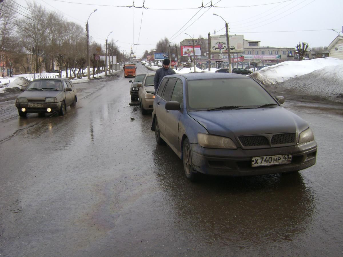 На улице Ломоносова столкнулись три иномарки.