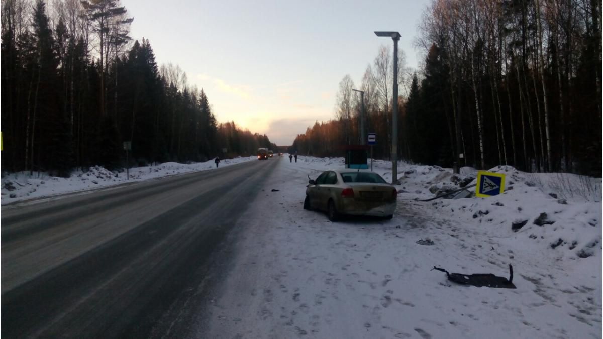 В Юрьянском районе пенсионерка на иномарке въехала в дорожный знак.
