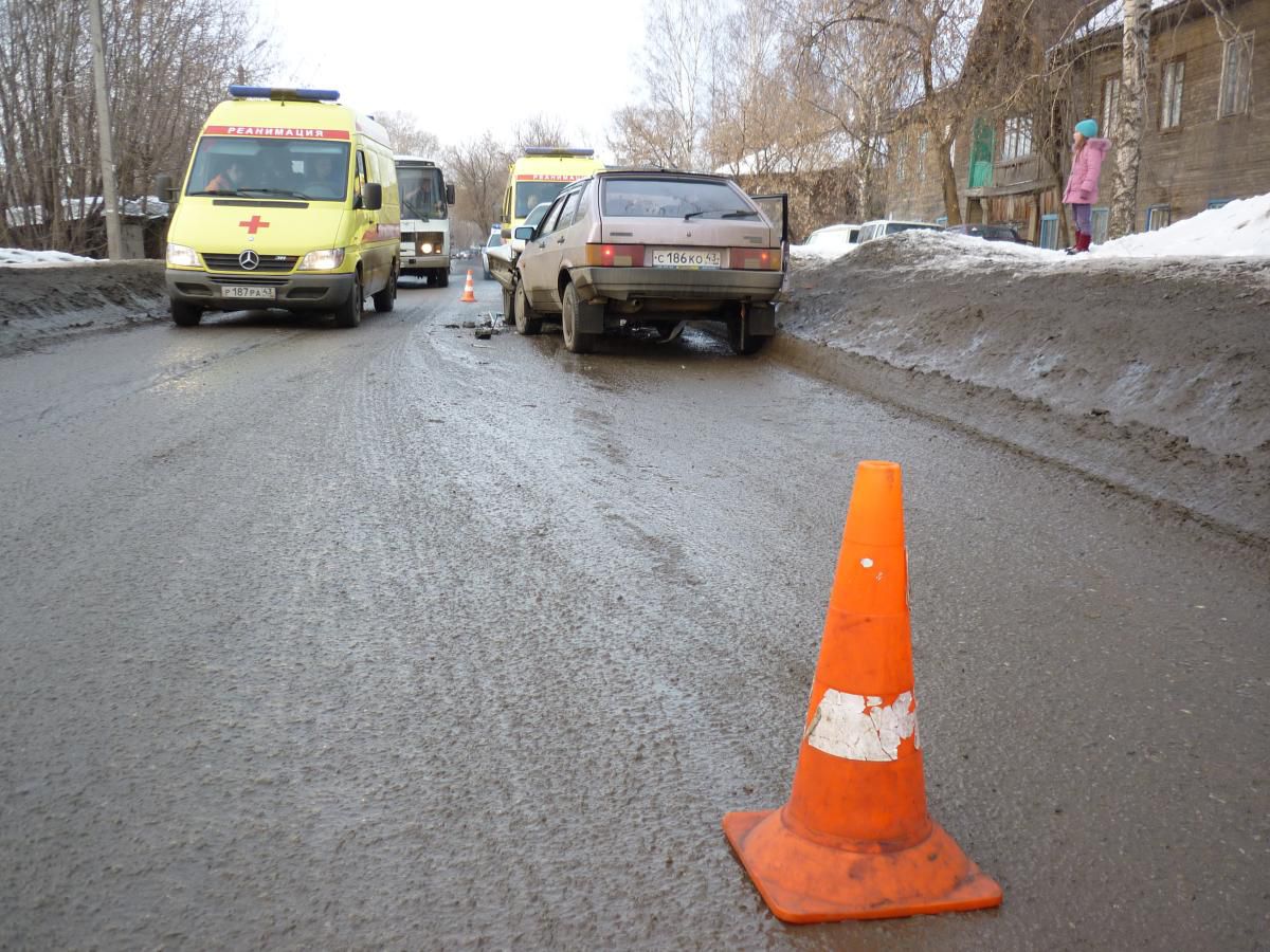 На улице Украинской произошло лобовое столкновение 