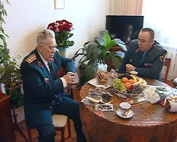 Ветеран МЧС Владимир Алешков принимал поздравления с 82-летием