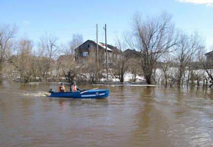 В Юрье сотрудники МЧС выходят в патруль на лодке