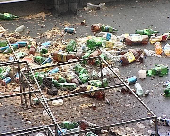 Свалка на крыше одной из многоэтажек Кирова