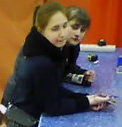 В Кирове разыскивают мужчину и трех девушек, подозреваемых в сбыте фальшивых денежных купюр.