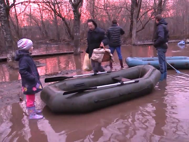 Кировчане покидают дома в зоне подтопления