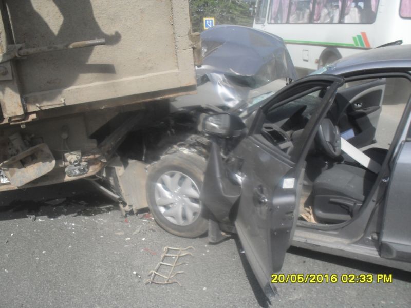 В Кирове иномарка врезалась в КАМАЗ.