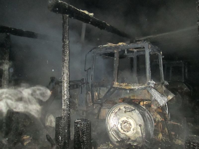 В Кильмезском районе в гараже сгорели четыре автомобиля.