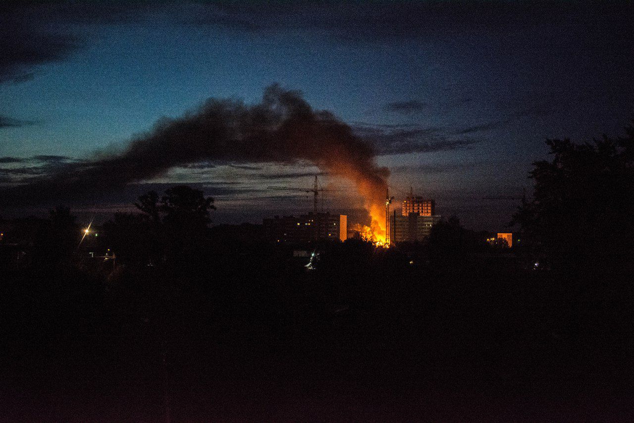 На улице Пионерской горящие сараи тушили 36 человек.