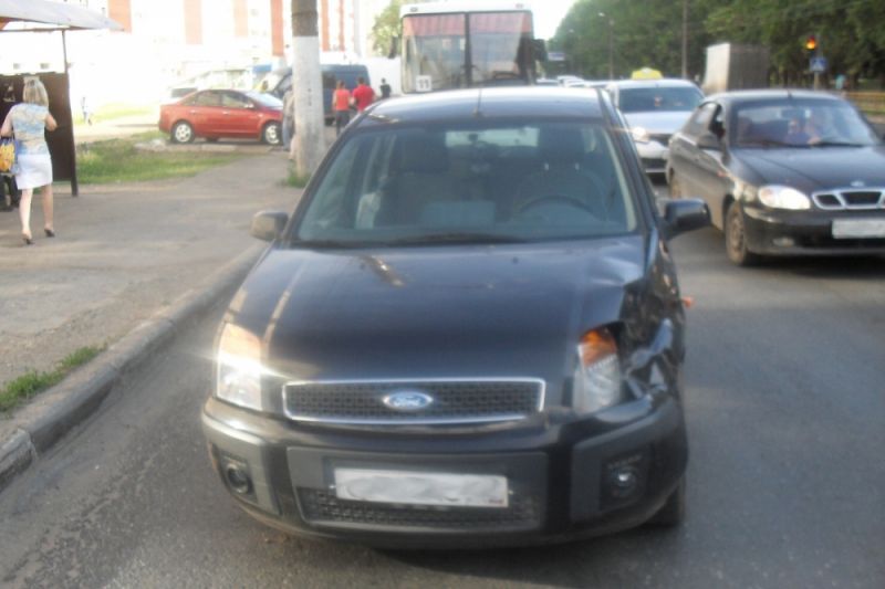 В Кирове иномарка столкнулась с грузовиком.