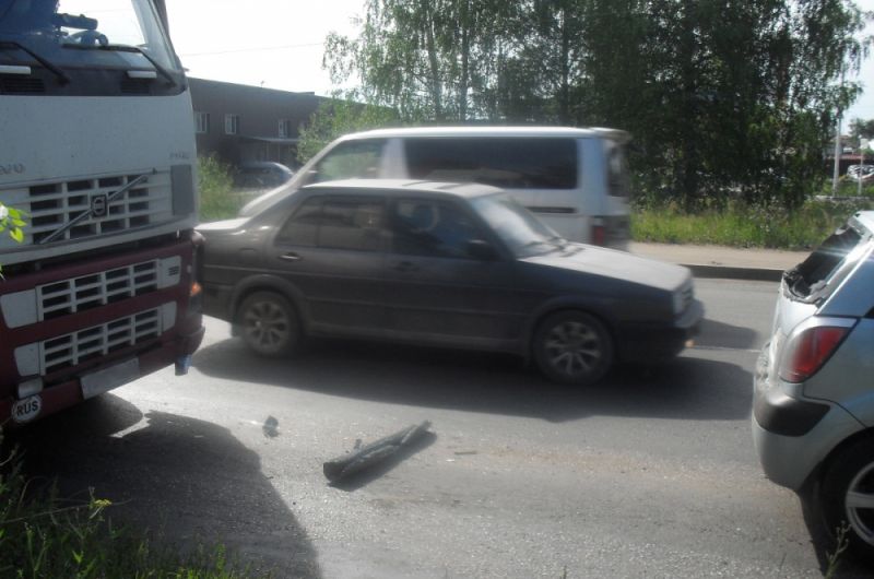 На улице Луганской произошло тройное ДТП.